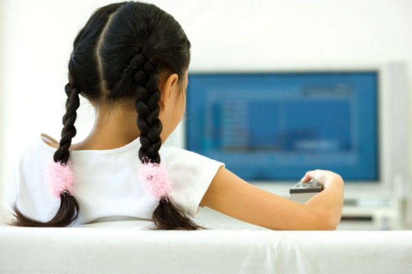 Tác hại khi cho trẻ xem tivi quá sớm 1