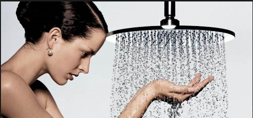 Dùng vòi sen trên đầu