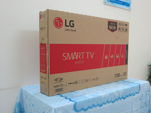 Hình ảnh nguyên thùng của chiếc tivi 43LH600T