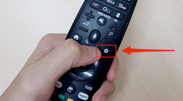 Trên remote tivi, bạn nhấn vào nút biểu tượng bánh răng cưa