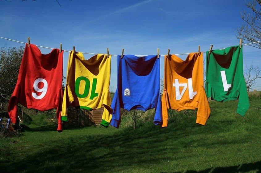 Hướng Dẫn Cách Giặt Quần Áo Đá Bóng Bền Đẹp Mà Không Bị Ám Mùi