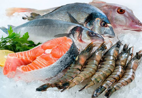 Mẹo rã đông cá và hải sản đông lạnh cực đơn giản 