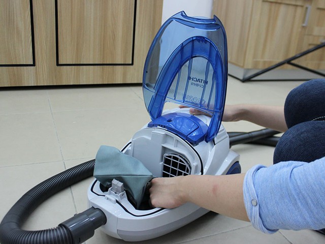 Cách tháo túi chứa rác và vệ sinh máy hút bụi