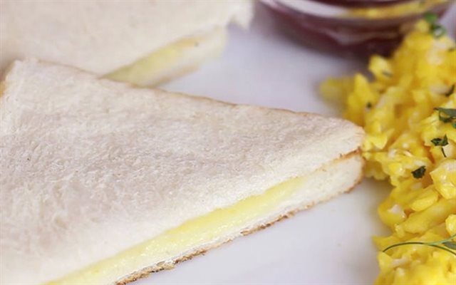 Cách làm sandwich phô mai nướng với bàn là