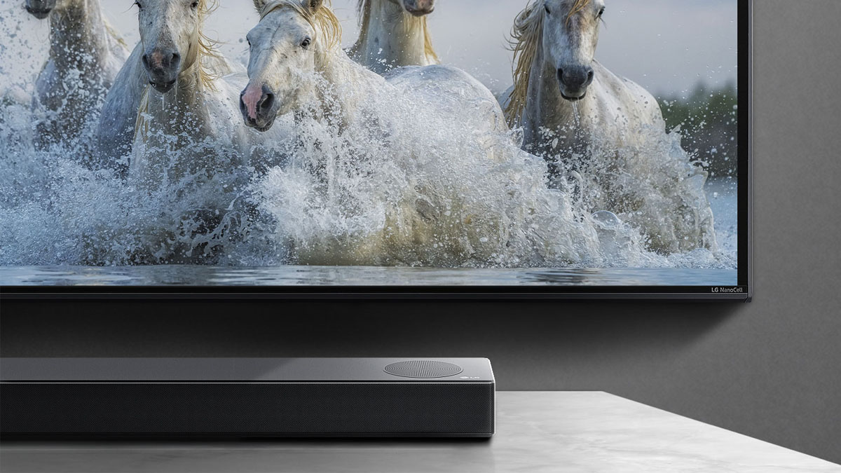 Kết hợp với LG Soundbar để tái tạo không gian âm thanh đắm chìm