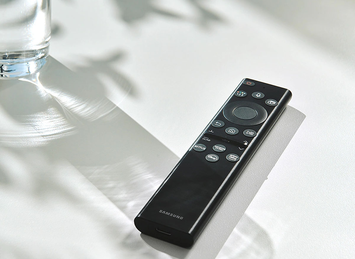 Điều khiển tivi bằng remote thông minh hoặc ứng dụng trên điện thoại